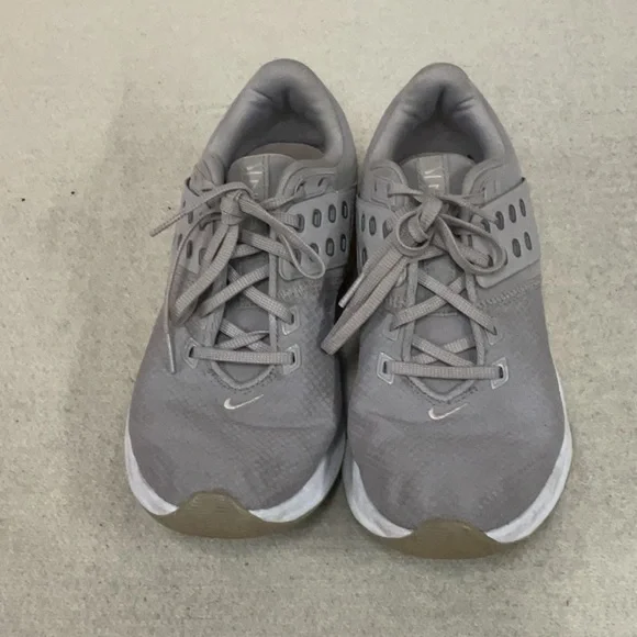 EUC Woman’s Nike sneakers - Picture 2 of 6